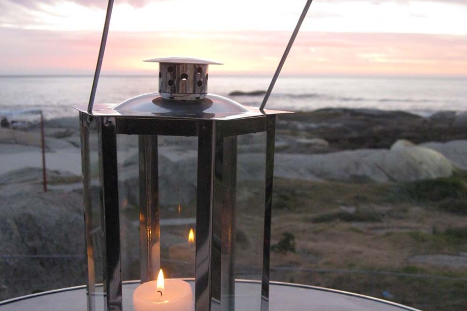 Ljuslykta vid havsstranden